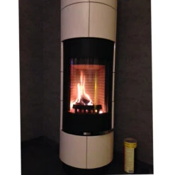 Delia Speicher-Kaminofen Mit Weißen Kacheln 7kW -Heizungsanlagen thorma design delia weis kunde1 1280x1280